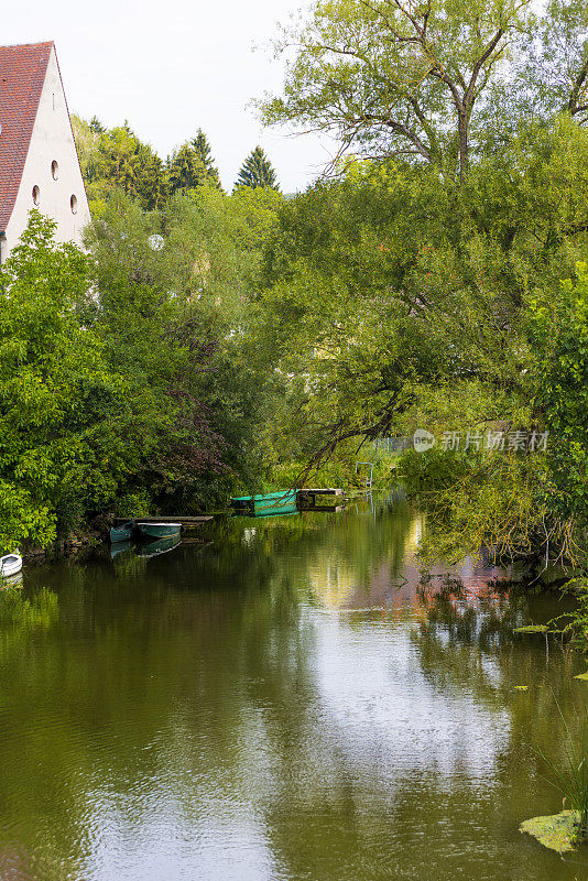 德国巴伐利亚州Donau-Ries区，带有独木舟Harburg (Swabian)的村庄房屋